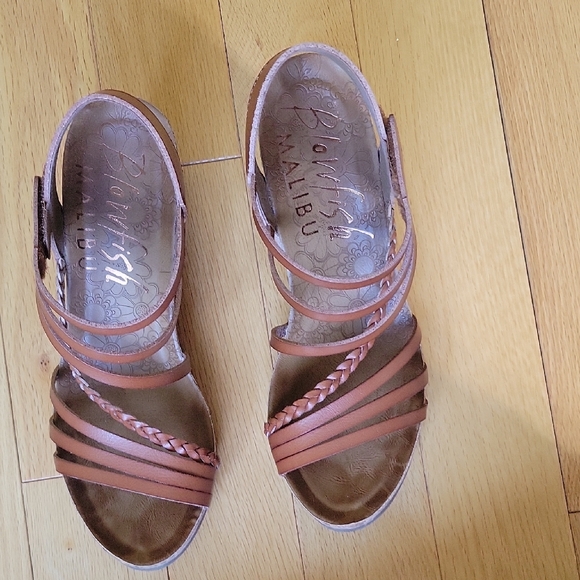 Elegant Tan Strappy Wedge Sandals - Picture 5 of 5